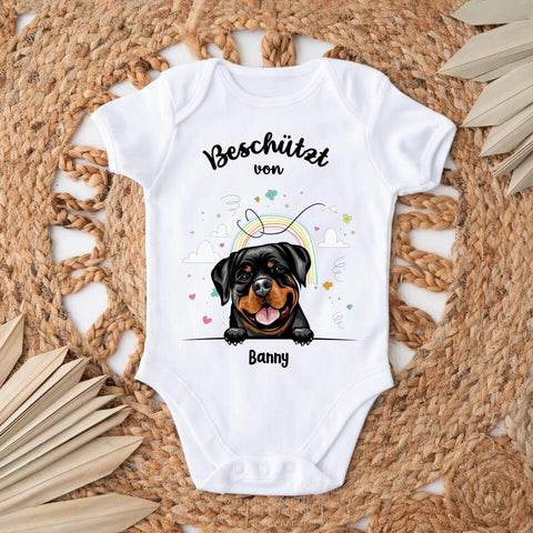 Beschützt von - Personalisierter Baby Body - Kurz - Hund & Katze