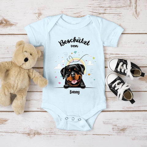 Beschützt von - Personalisierter Baby Body - Kurz - Hund & Katze