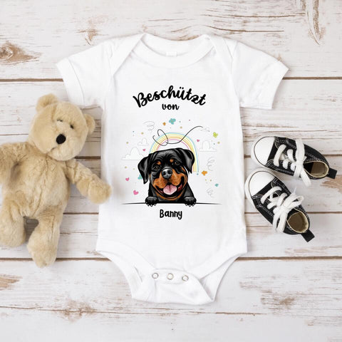 Beschützt von - Personalisierter Baby Body - Kurz - Hund & Katze