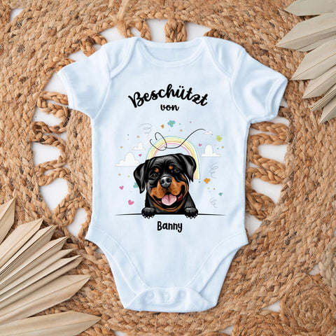 Beschützt von - Personalisierter Baby Body - Kurz - Hund & Katze