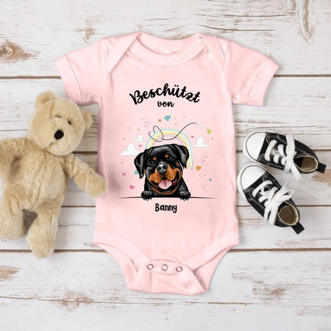 Beschützt von - Personalisierter Baby Body - Kurz - Hund & Katze