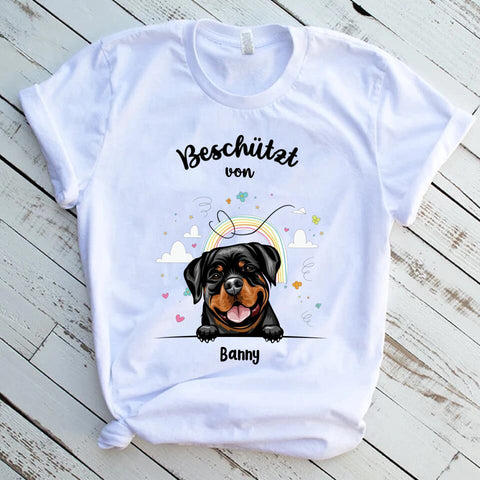 Beschützt von - Personalisiertes Baby T-Shirt - Hund & Katze