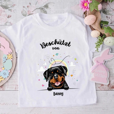 Beschützt von - Personalisiertes Baby T-Shirt - Hund & Katze