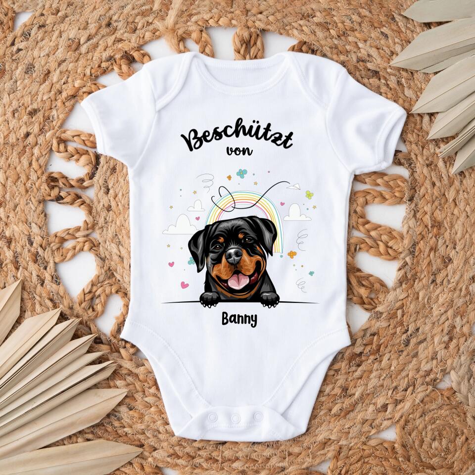 Beschützt von - Personalisierter Baby Body - Kurz - Hund & Katze