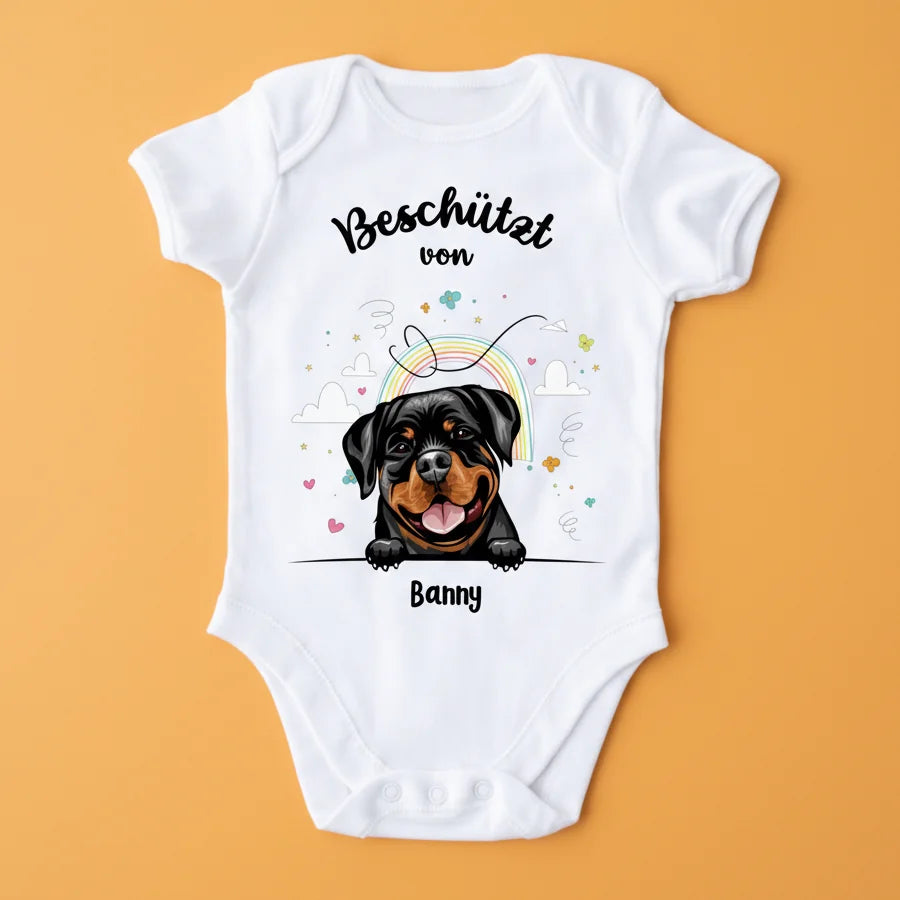 Beschützt von - Personalisierter Baby Body - Kurz - Hund & Katze