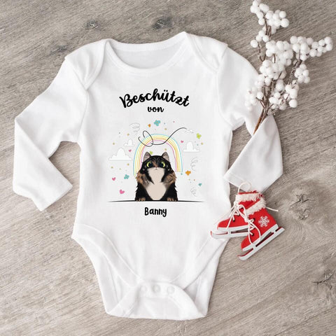 Beschützt von - Personalisierter Baby Body Katze