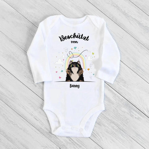 Beschützt von - Personalisierter Baby Body Katze
