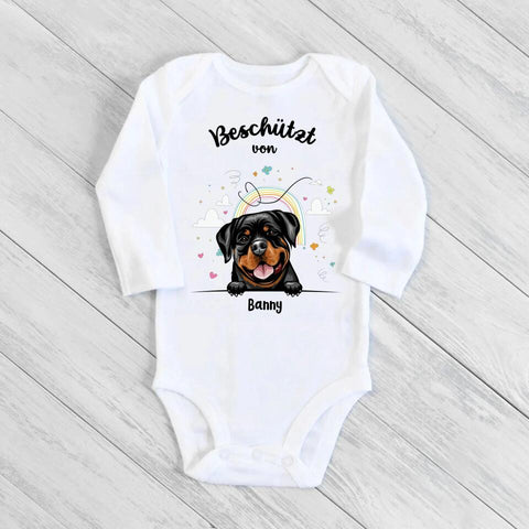 Beschützt von - Personalisierter Baby Body