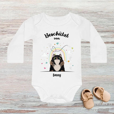 Beschützt von - Personalisierter Baby Body Katze