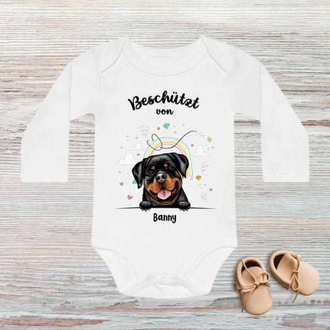 Beschützt von - Personalisierter Baby Body