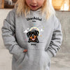 Beschützt von - Personalisierter Kinder Hoodie - Hund & Katze - farbig