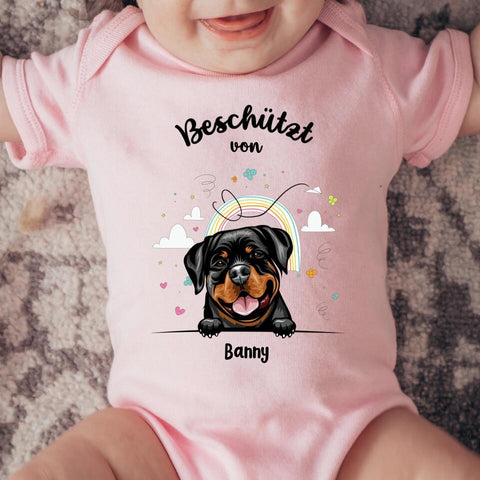 Beschützt von - Personalisierter Baby Body - Kurz - Hund & Katze