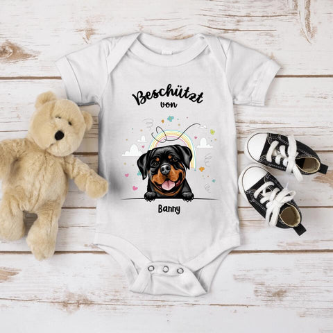 Beschützt von - Personalisierter Baby Body - Kurz - Hund & Katze