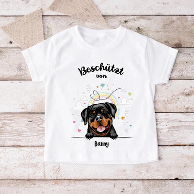 Beschützt von - Personalisiertes Baby T-Shirt - Hund & Katze - PawsLife